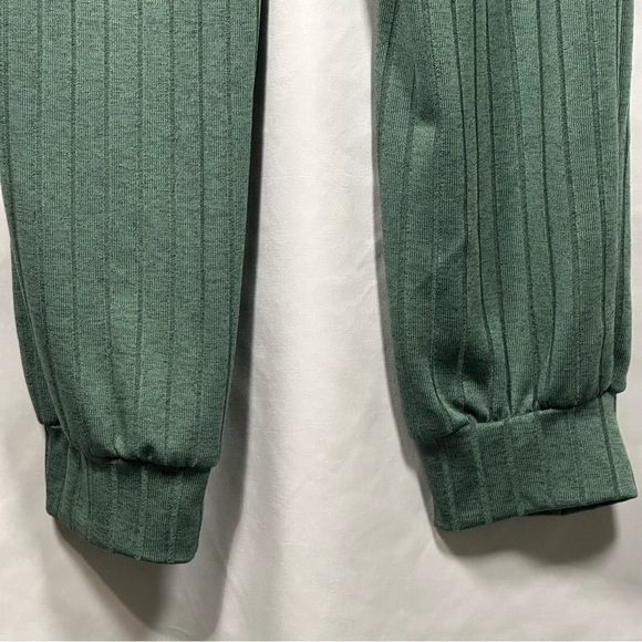 Green Ribbed Two-Piece Lounge Set - Picture 7 of 8